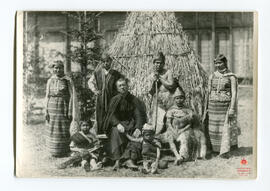 Le Père Beauvoir au milieu de ses indiens. Indios onas y mapuches en la Exposición de Génova 1892