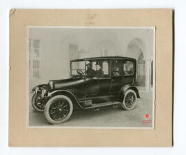 Don Albera y Mons. Cagliero y el hno. Giovanni (familia de Mons) en el auto. Colegio Pio IX. BsAs. 1900